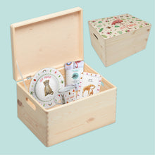 Afbeelding in Gallery-weergave laden, Kraampakket memorybox bordje met naam emaille beker hydrofiele doek babyuitzet kraammand kraamcadeau Mies to Go gepersonaliseerd cadeau
