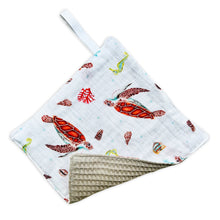 Load image into Gallery viewer, speendoekje hydrofiel Mies to Go fopspeen knuffel baby kraamcadeau zwanger moeder knuffelen wafelstof bijtring eerste tandjes handgeschilderd aquarel zeeschildpad sea turtle
