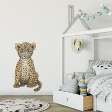 Load image into Gallery viewer, Muursticker met luipaard baby
